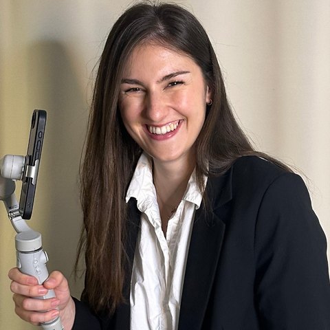 Isabell mit Smartphone und Gimbal